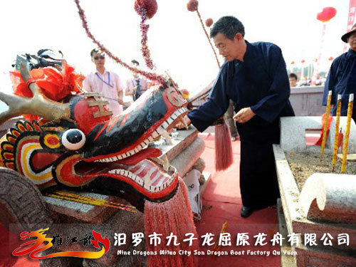 各地劃龍舟紀(jì)念人不同 各地劃龍舟紀(jì)念人不同